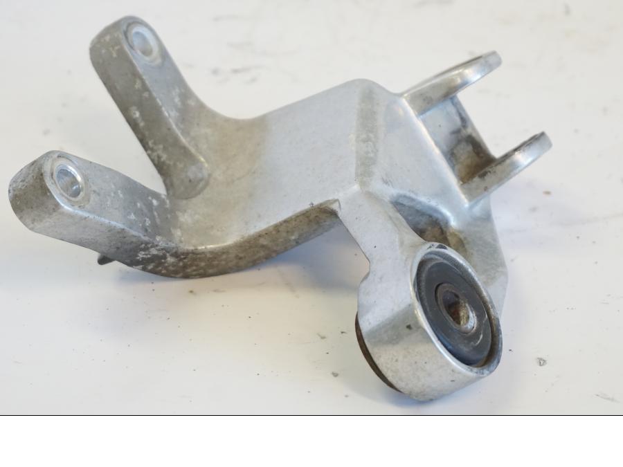 Höger sida på Fotpinnefäste från en Yamaha YZF 1000 R -1997 motorcykel.