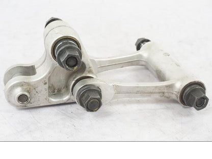 Snett uppifrån på Stötdämparlänkage från en KTM 690 Duke -2015 motorcykel.