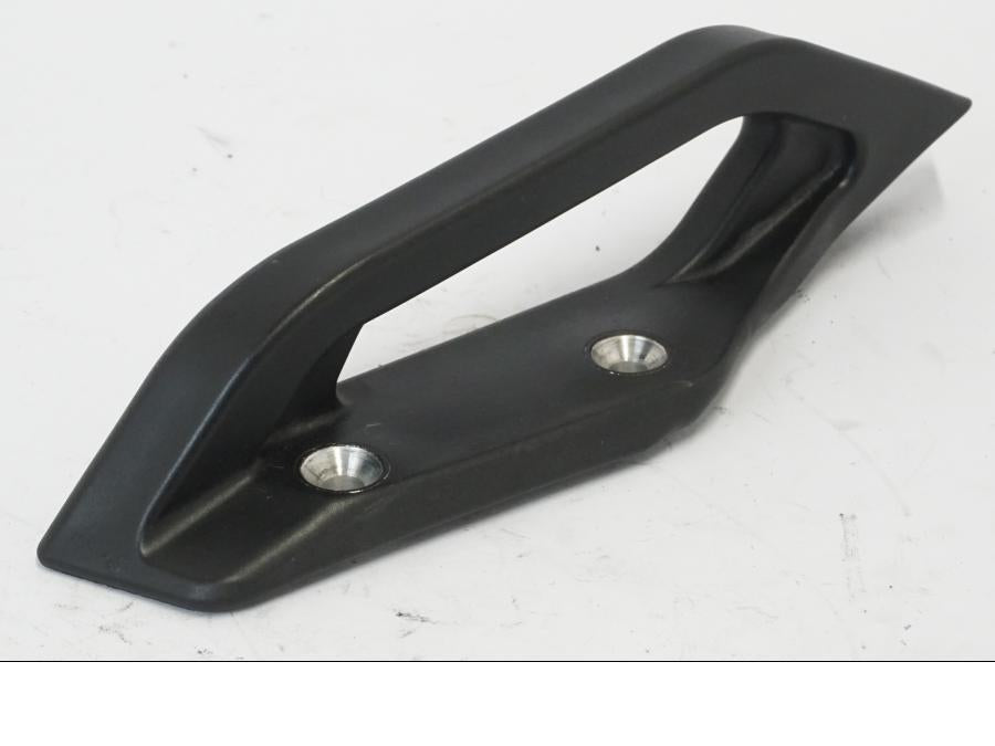 Snett uppifrån på Passagerarhandtag från en KTM 690 Duke -2016 motorcykel.