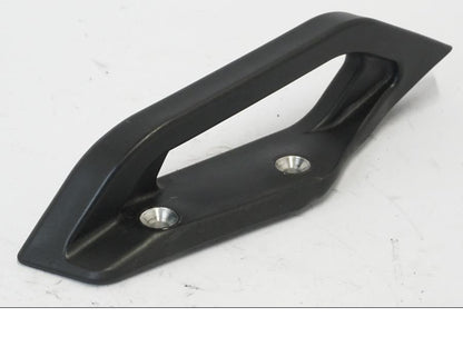 Snett uppifrån på Passagerarhandtag från en KTM 690 Duke -2016 motorcykel.