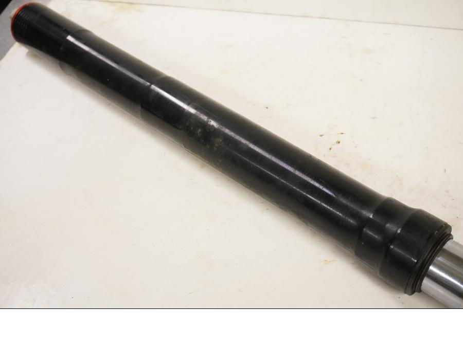 Höger sida på Gaffelben från en Aprilia RSV 1000 -2003 motorcykel.