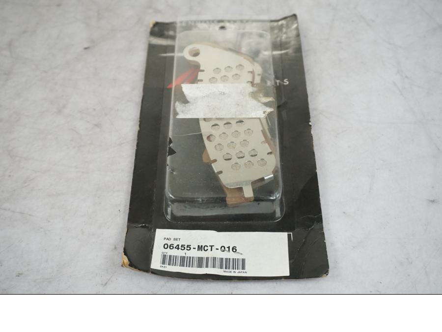 Framsidan på Bromsbelägg från en Honda FJS 600 Silverwing -2003 scooter.