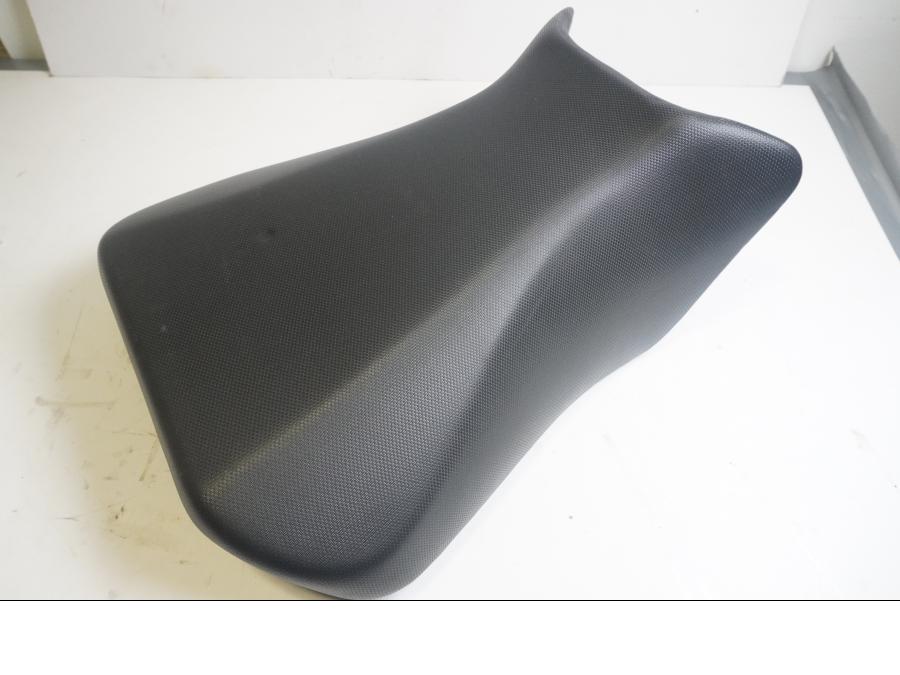 Baksidan på Sadel från en Suzuki SV 650 -2006 motorcykel.