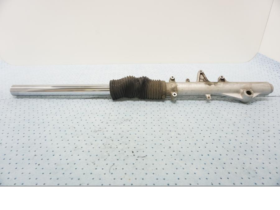 Baksidan på Gaffelben från en Triumph Tiger -2001 motorcykel.