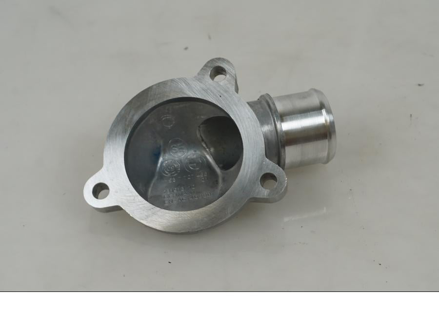 Höger sida på Vattenkyltermostat från en BMW S 1000 RR -2017 motorcykel.