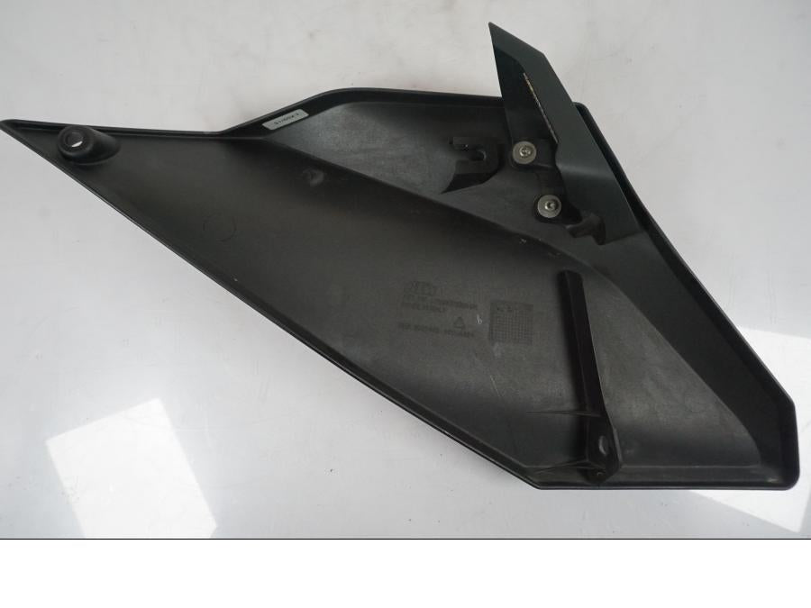 Snett nerifrån på Kylarvinge från en KTM 1290 Super Duke R -2015 motorcykel.