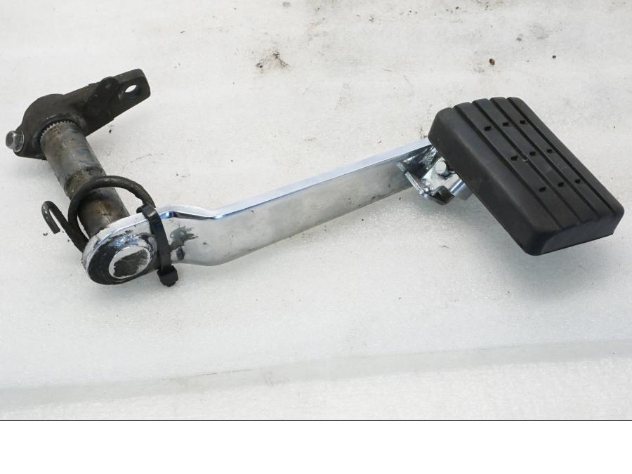 Framsidan på Bromspedal från en Yamaha XVZ 13TD -1999 motorcykel.