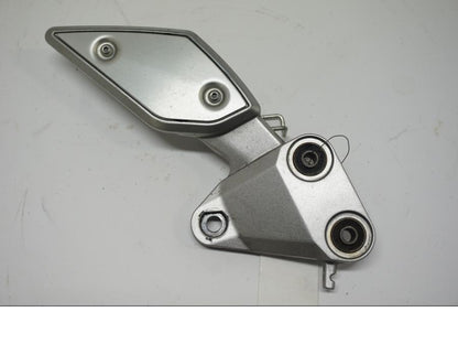 Framsidan på Fotpinnefäste från en Yamaha FZ1-SA -2007 motorcykel.