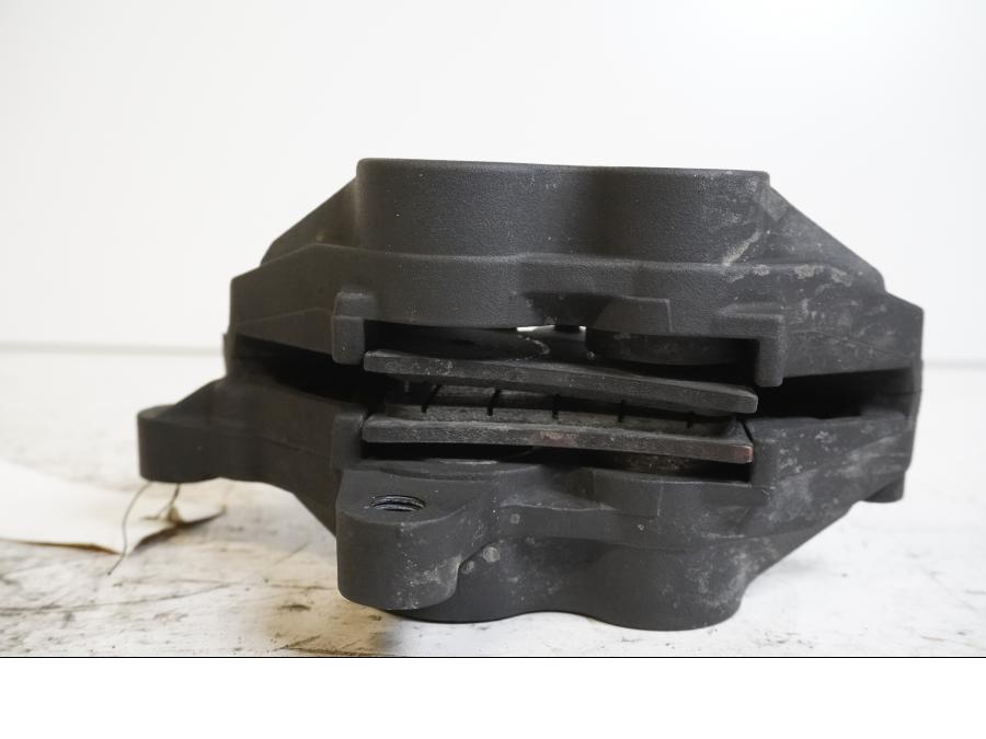 Höger sida på <p>Bromsok höger fram från Triumph Tiger Explorer 2012.</p>

<p>Triumph 4-kolvs ok.</p> motorcykel.