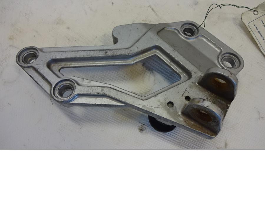 Framsidan på Fotpinnefäste från en Kawasaki GPX 750 R -1987 motorcykel.