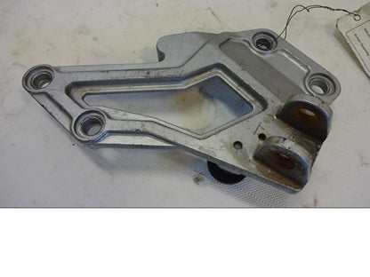 Framsidan på Fotpinnefäste från en Kawasaki GPX 750 R -1987 motorcykel.