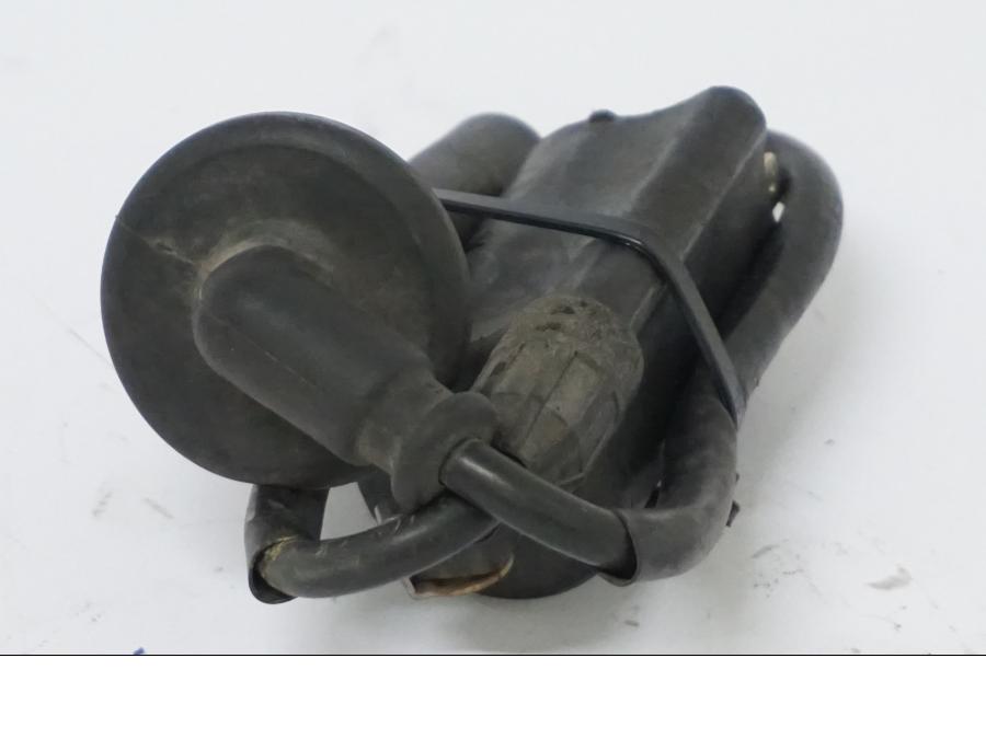 Vänster sida på Tändspole från en Honda VFR 750 -1990 motorcykel.