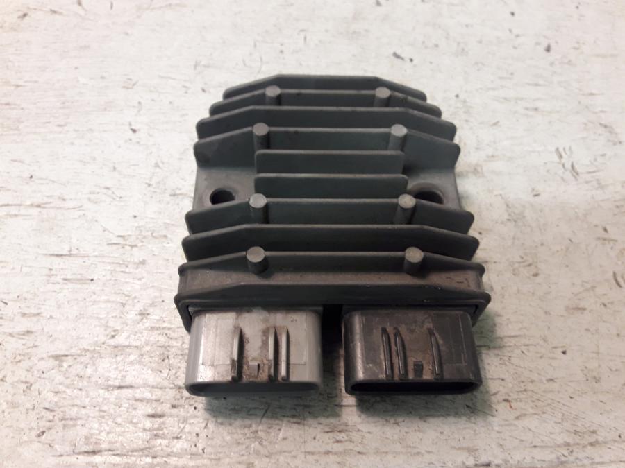 Framsidan på Likriktare från en Kawasaki GTR 1400 -2012 motorcykel.