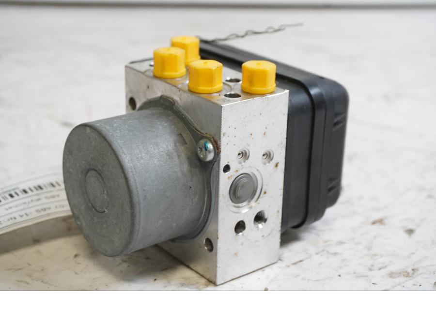 Baksidan på ABS Modulator från en Yamaha MT-07 -2014 motorcykel.