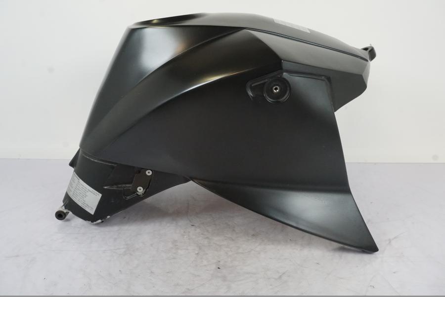 Snett nerifrån på Bensintank från en KTM 990 Super Duke -2006 motorcykel.