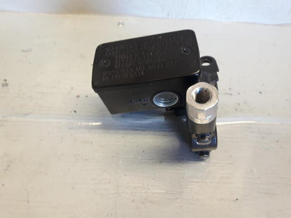 Framsidan på Bromshuvudcylinder från en Suzuki DL 1000 -2018 motorcykel.