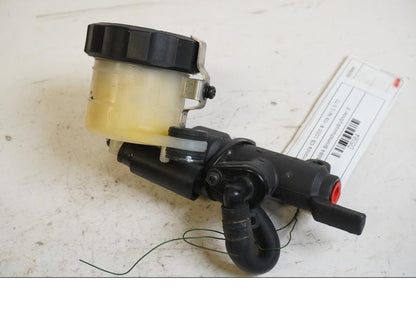 Framsidan på Bromshuvudcylinder från en Honda CB 1000 R -2009 motorcykel.