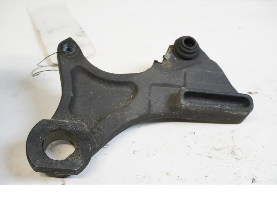 Baksidan på Bromsoksfäste från en Triumph Street Triple R -2011 motorcykel.