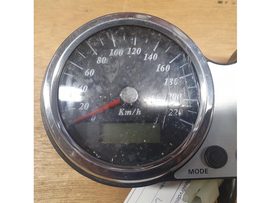 Framsidan på Instrumentpanel från en Suzuki VZ 1600 -2004 motorcykel.