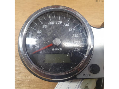 Framsidan på Instrumentpanel från en Suzuki VZ 1600 -2004 motorcykel.