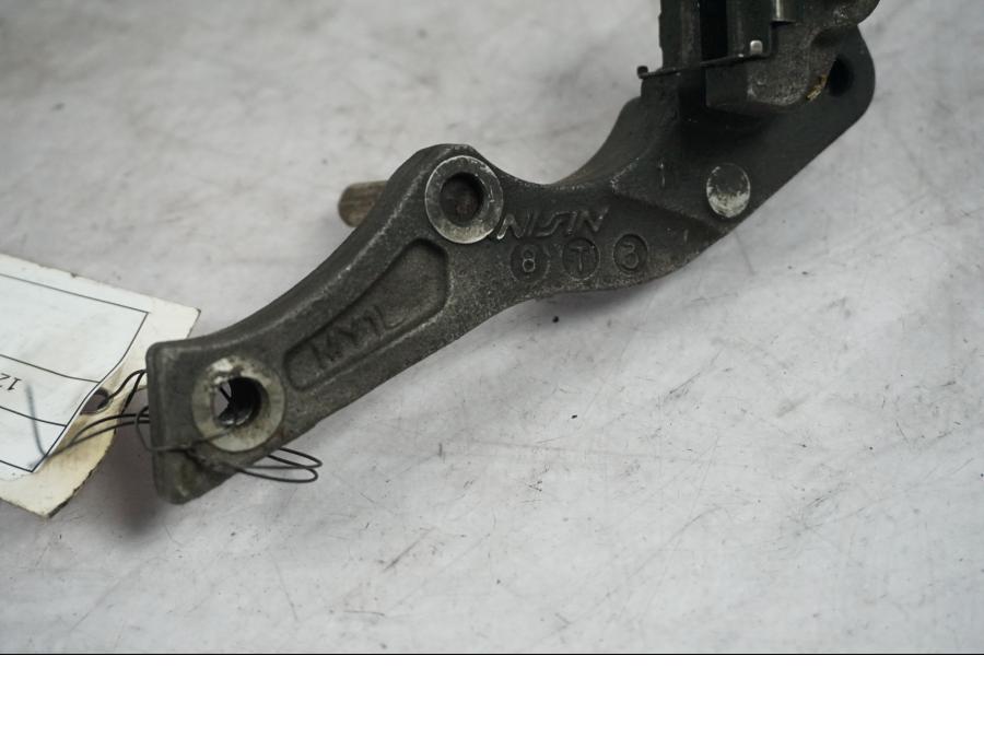 Vänster sida på Bromsoksfäste från en Honda XRV 750 -1999 motorcykel.