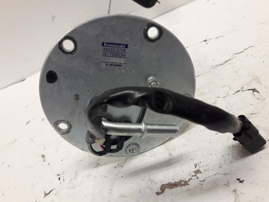 Baksidan på Bensinpump insprut från en Kawasaki ER-6N -2015 motorcykel.
