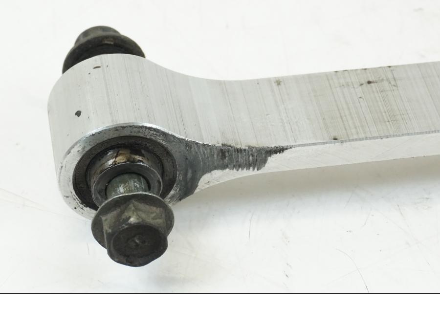 Baksidan på Stötdämparlänkage från en Yamaha YZF R6 -1999 motorcykel.