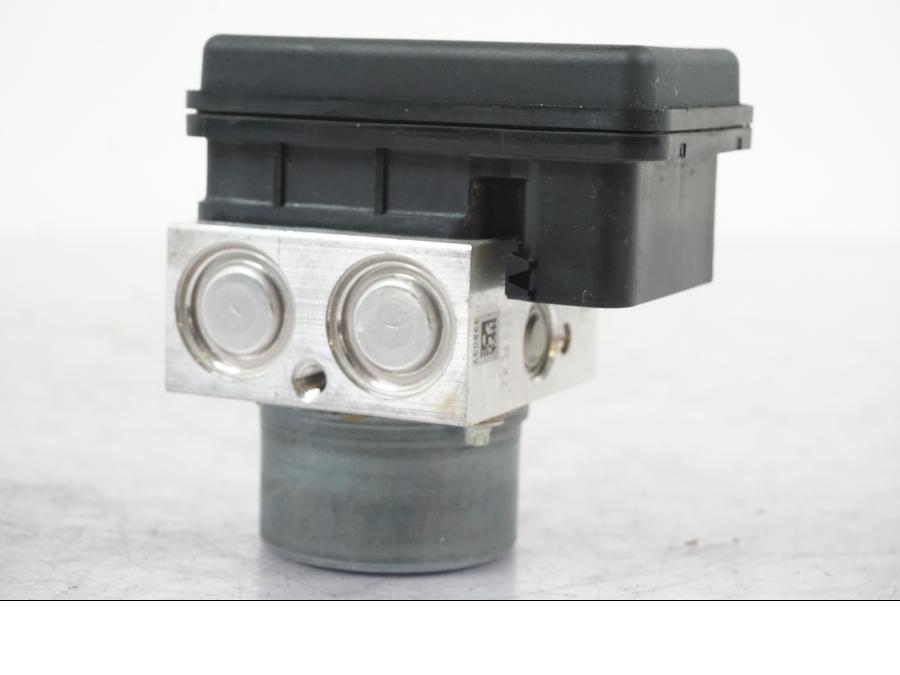 Snett nerifrån på ABS Modulator från en Kawasaki ER-6N -2016 motorcykel.