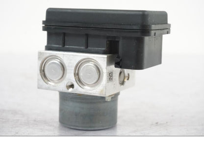 Snett nerifrån på ABS Modulator från en Kawasaki ER-6N -2016 motorcykel.