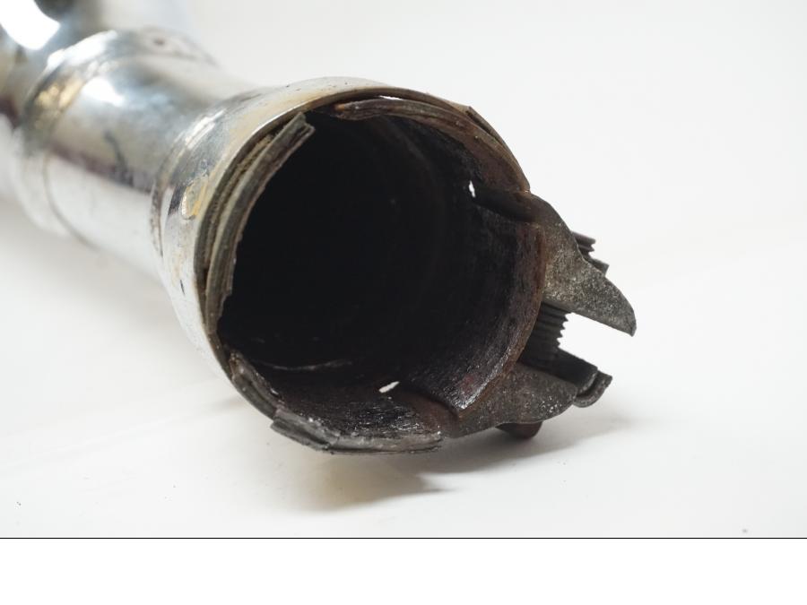 Baksidan på Ljuddämpare från en Yamaha XJ 900 -1997 motorcykel.