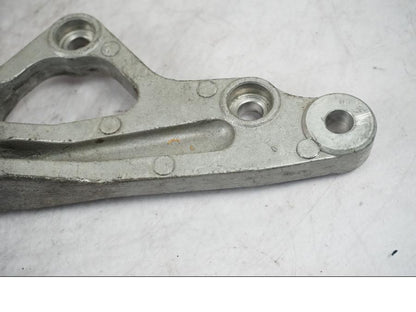 Snett nerifrån på Bromsoksfäste från en Kawasaki ZZR 600 -1991 motorcykel.