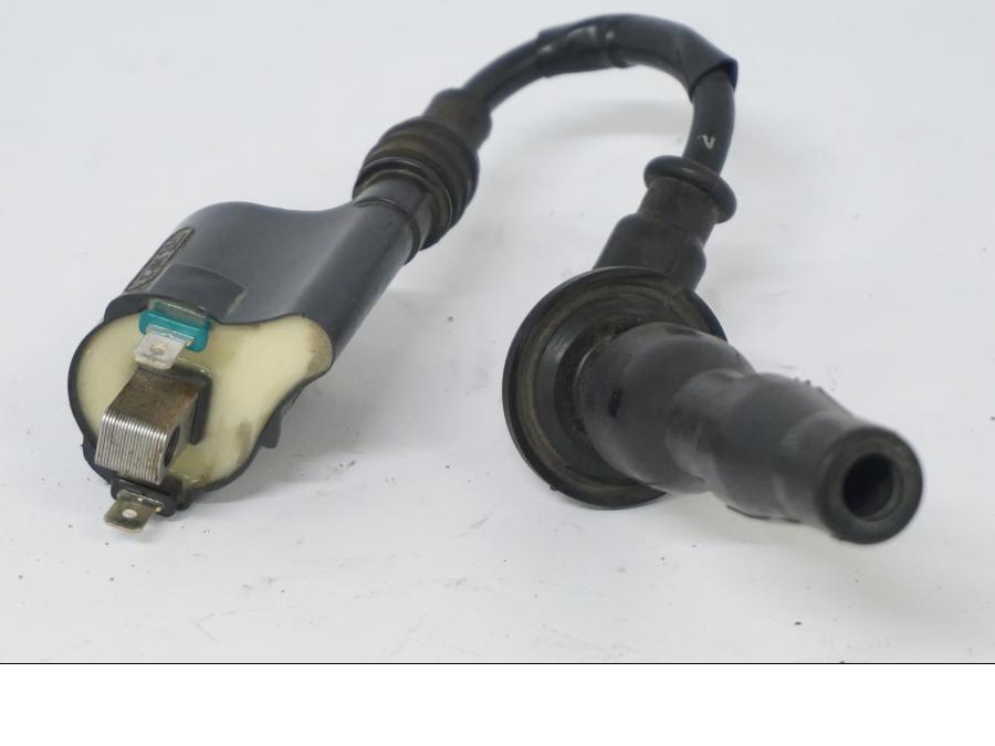 Vänster sida på Tändspole från en Honda CB 500 X -2015 motorcykel.