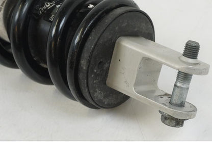 Baksidan på Stötdämpare från en BMW F 650 CS -2002 motorcykel.