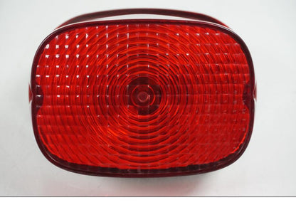 Baksidan på <p>Baklampa från HD Sportster XL 1200 Custom 1999. </p>

<p>Med fästplatta 68066-99. OBS skruvar som håller glaset saknas. Förövrigt bra skick.</p> motorcykel.