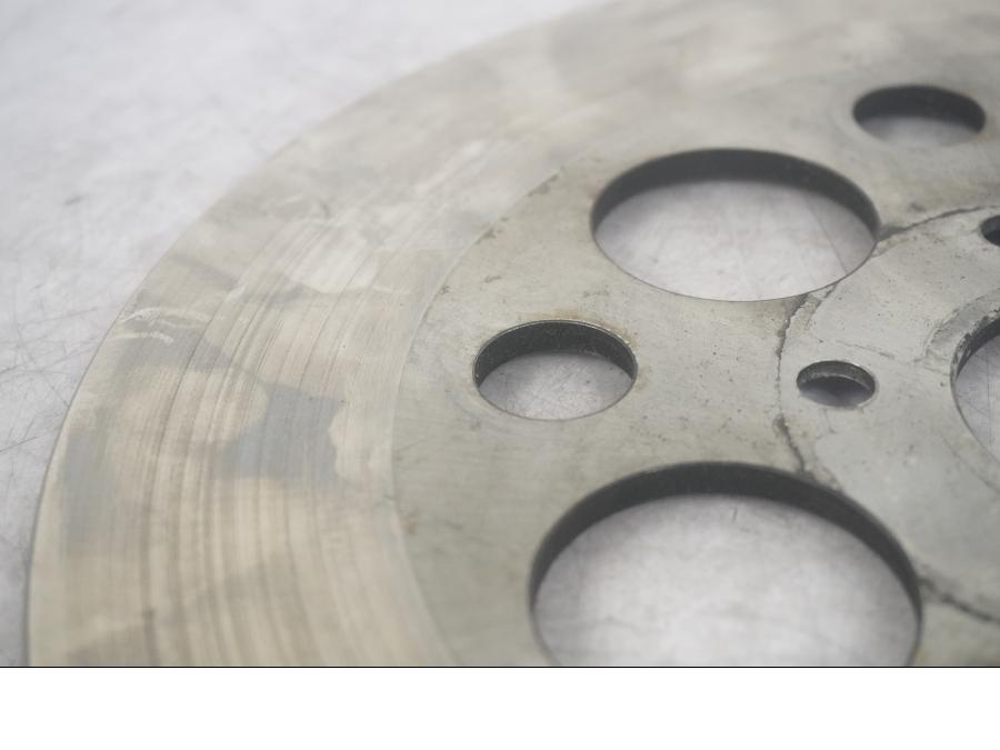 Baksidan på Bromsskiva från en H-D Dyna Super Glide FXD -1997 motorcykel.