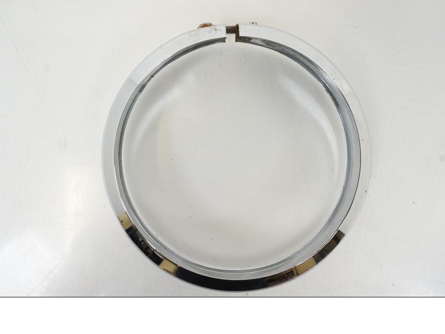 Baksidan på Strålkastarkåpa från en H-D FLHC -2018 motorcykel.