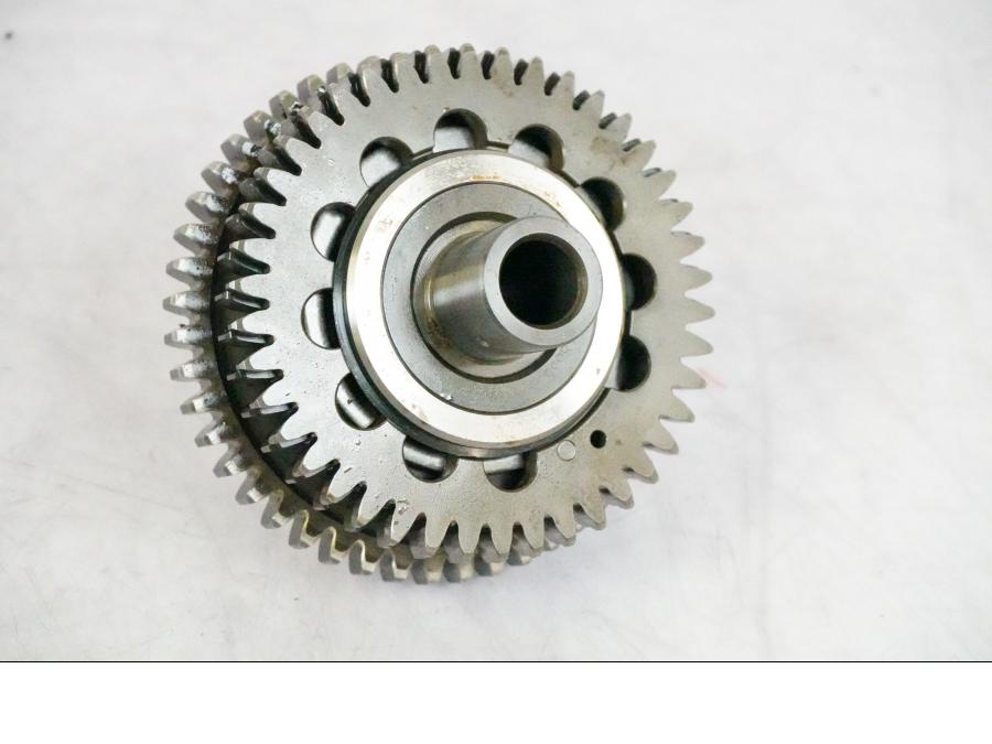 Snett nerifrån på Startkopplingsdrev från en BMW K 1200 S -2005 motorcykel.