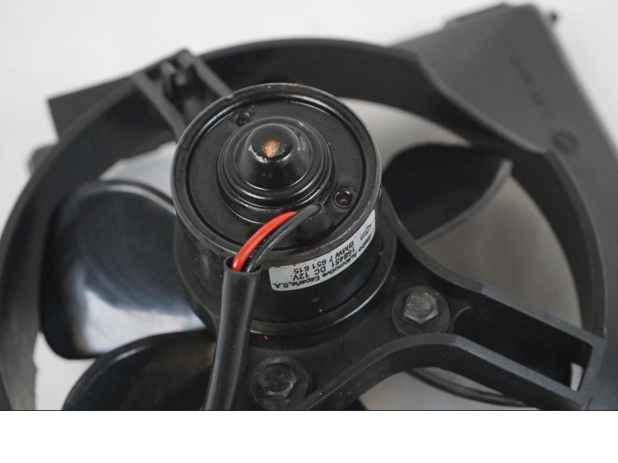 Snett nerifrån på Vattenkylfläkt från en BMW F 650 CS -2002 motorcykel.