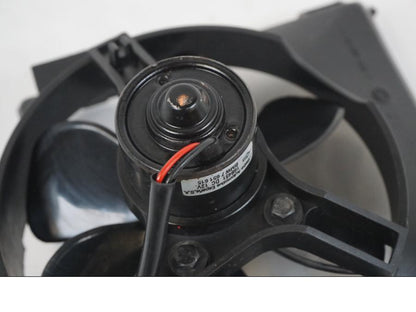 Snett nerifrån på Vattenkylfläkt från en BMW F 650 CS -2002 motorcykel.