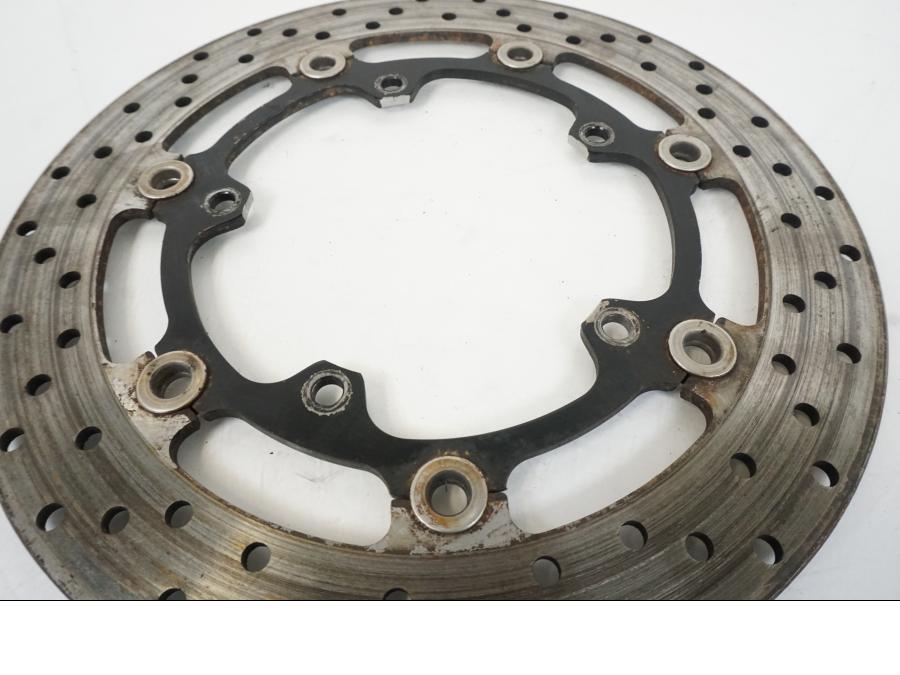 Snett nerifrån på Bromsskiva från en Yamaha YZF R6 -2006 motorcykel.