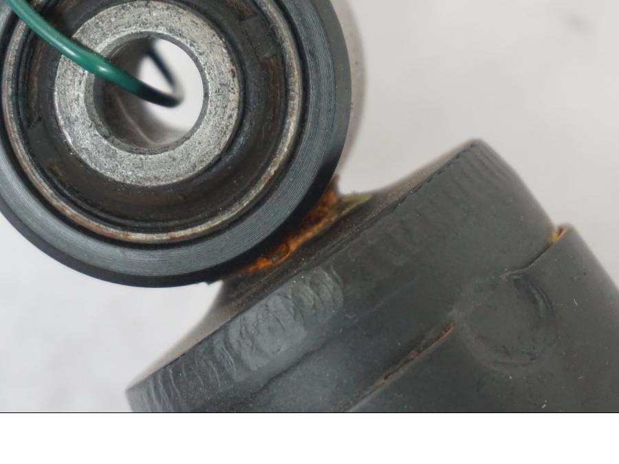 Snett nerifrån på Stötdämpare från en Kawasaki Z 900 -2019 motorcykel.