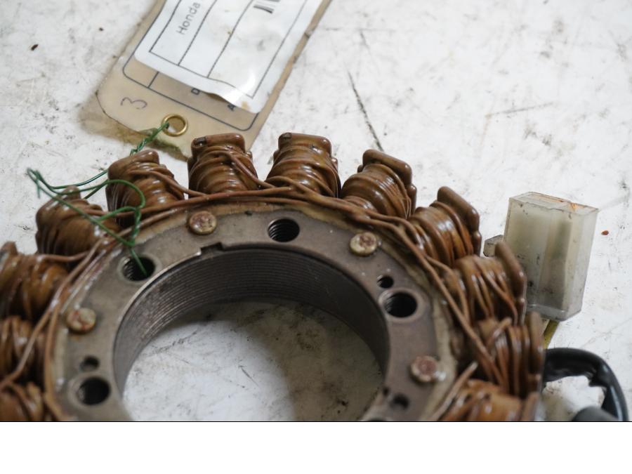 Baksidan på Generator från en Honda XL 600 V -1987 motorcykel.