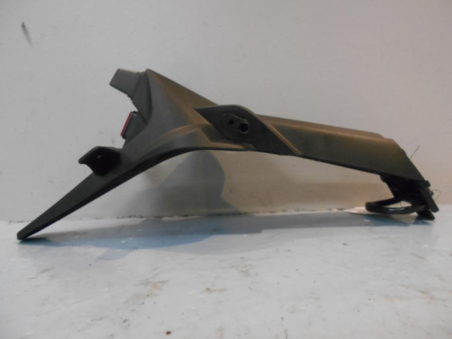 Vänster sida på Skylthållare från en Suzuki GSX-S 1000 -2018 motorcykel.