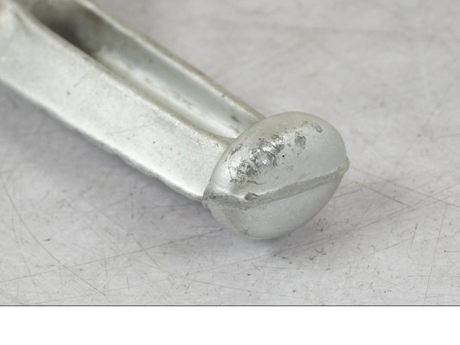 Vänster sida på Fotpinne från en Triumph Daytona 955I -2000 motorcykel.