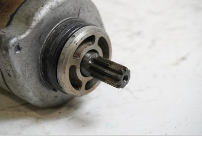 Baksidan på Startmotor från en Suzuki GSX 1100 -1992 motorcykel.