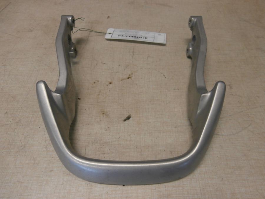 Framsidan på Passagerarhandtag från en Honda CBR 600 -1997 motorcykel.