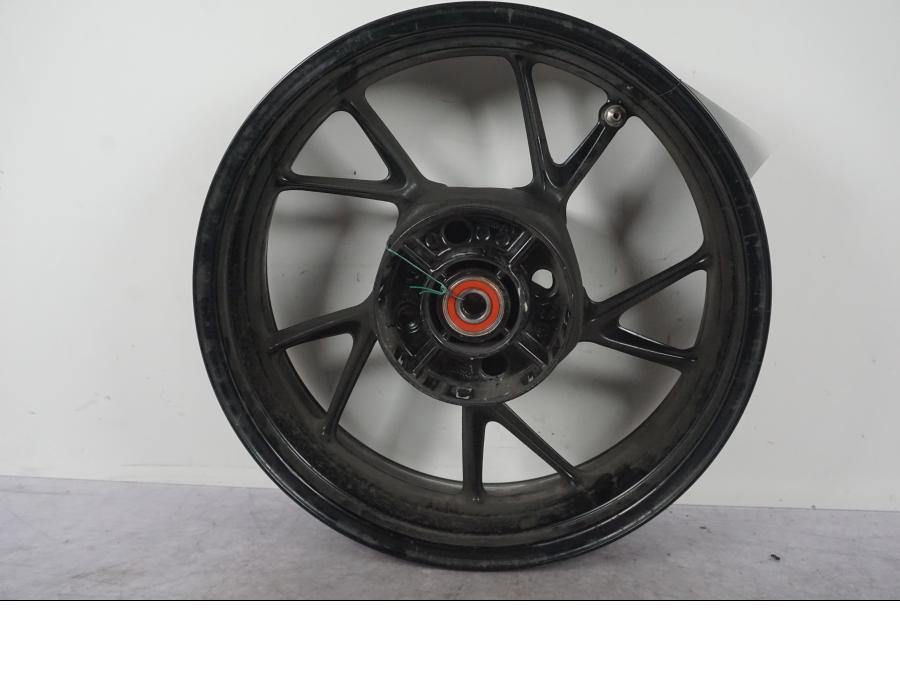 Snett nerifrån på Fälg från en BMW F 800 R -2018 motorcykel.