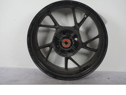 Snett nerifrån på Fälg från en BMW F 800 R -2018 motorcykel.