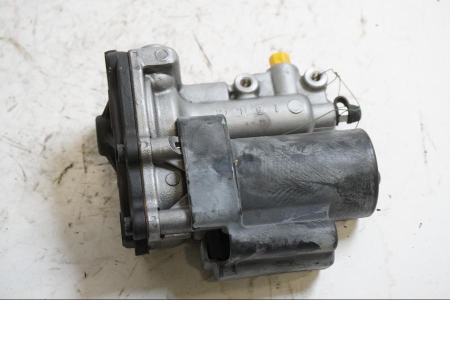 Baksidan på ABS Modulator från en Honda CBR 1000 RR -2009 motorcykel.