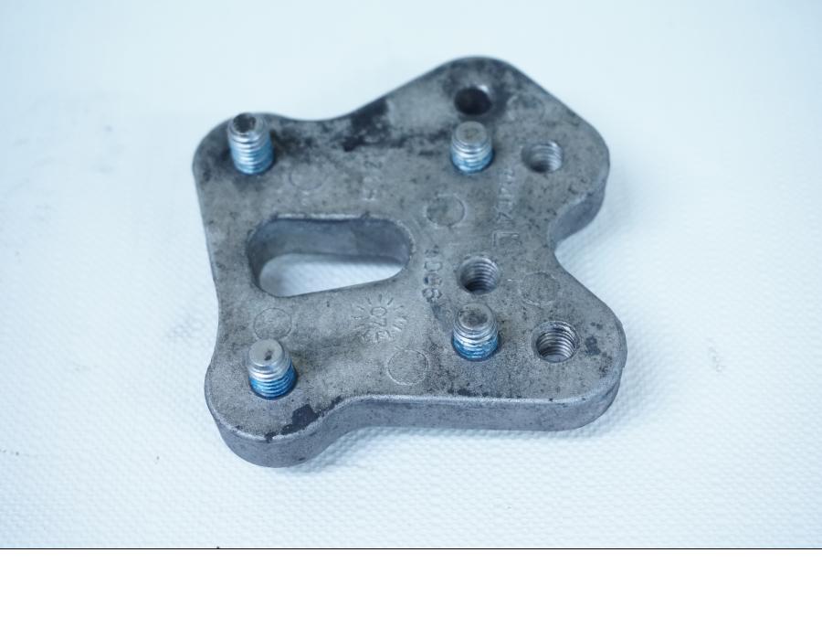 Framsidan på Fotpinnefäste inre från en Suzuki GSX-R 1000 -2008 motorcykel.